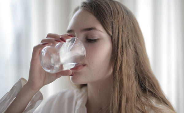Rửa mặt, uống nước lạnh: Giúp ổn định nhịp tim và bình tĩnh trở lại.
